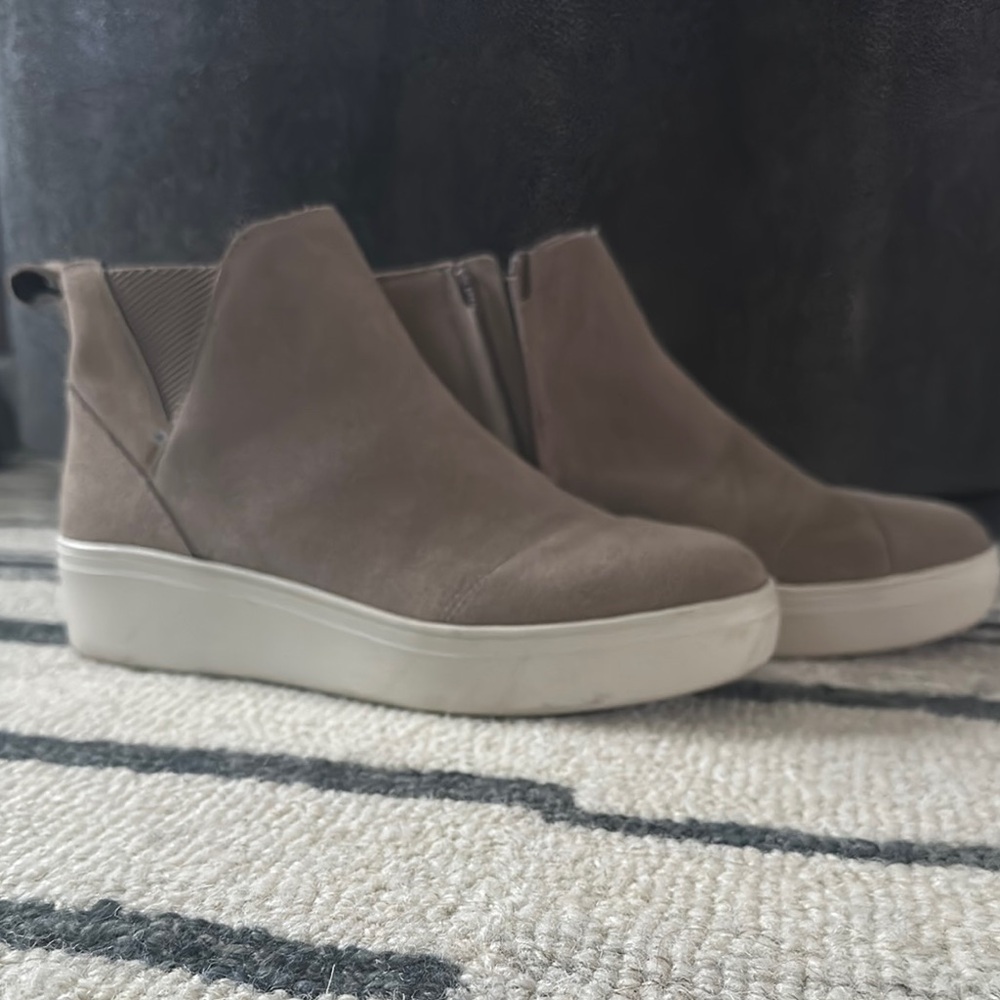 Women's Tom’s Tan Suede Ankle Boots